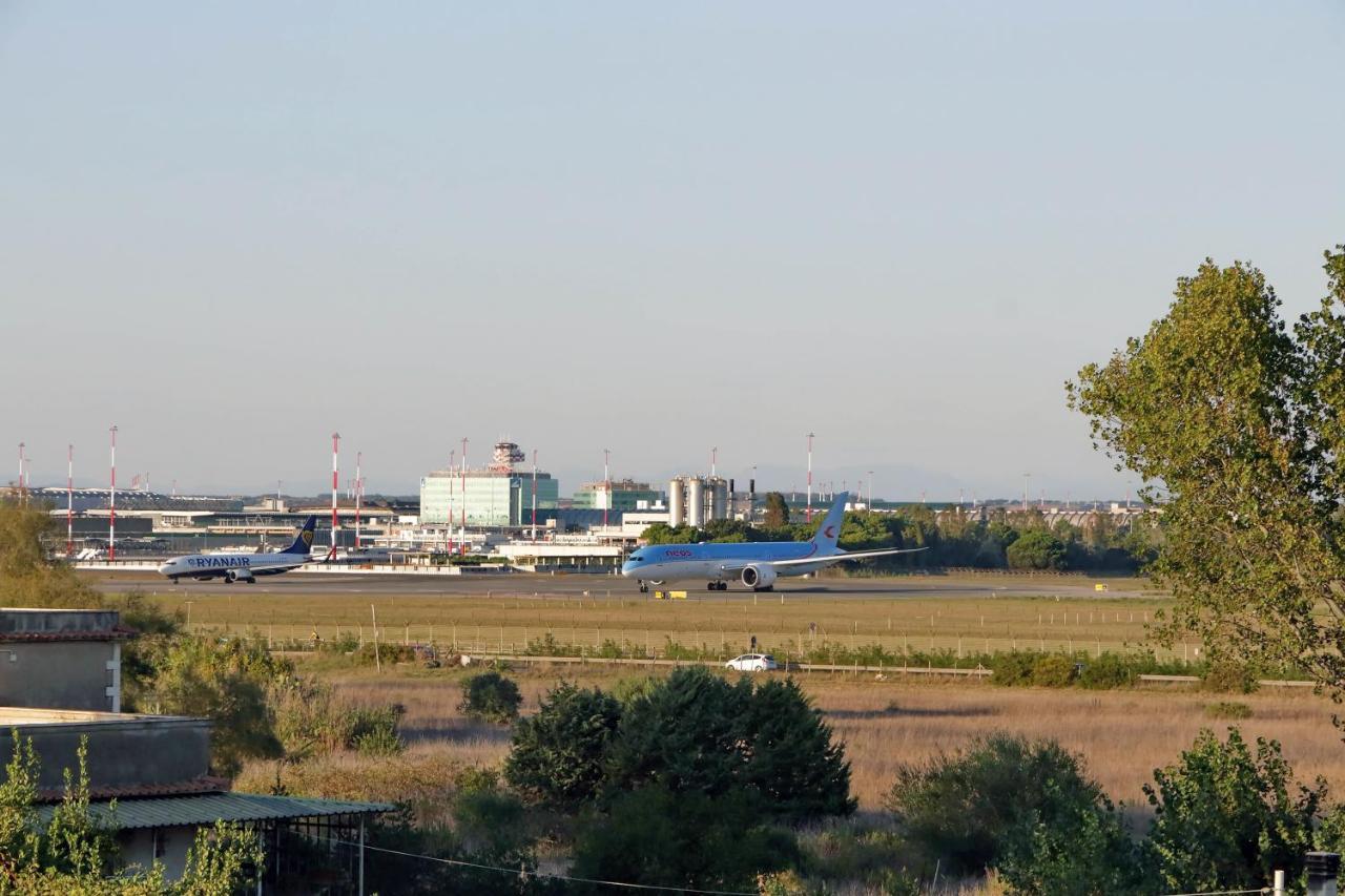 Bilocale Con Vista Sull'Aeroporto - Comodo Per Il Viaggio Fiumicino Bagian luar foto