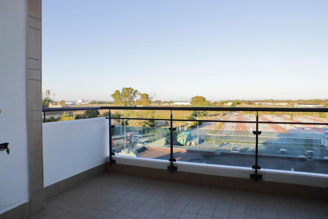 Bilocale Con Vista Sull'Aeroporto - Comodo Per Il Viaggio Fiumicino Bagian luar foto